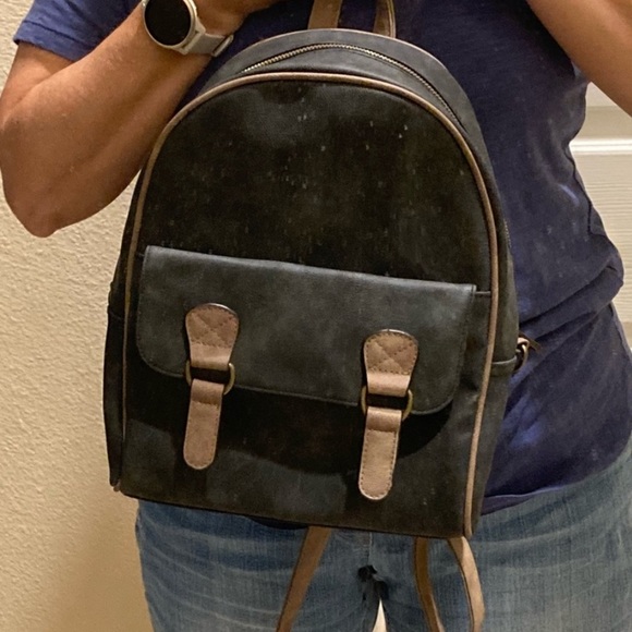 Crossbody/Backpack - Picture 7 of 8